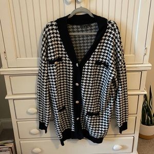 Houndstooth cardigan. With gold hardware ❤️